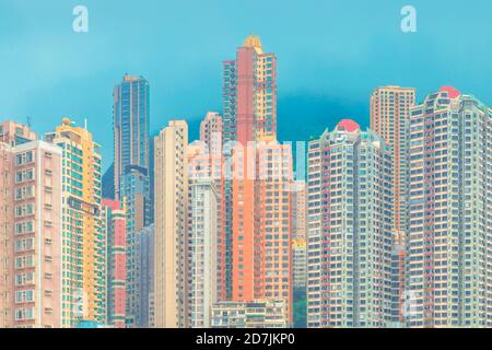 Moderne Gebäude vor blauem Himmel in der Stadt Hongkong Stockfoto