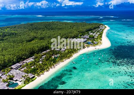 Mauritius, Hubschrauberblick über Strand und Ferienort auf der Halbinsel Le Morne Brabant im Sommer Stockfoto