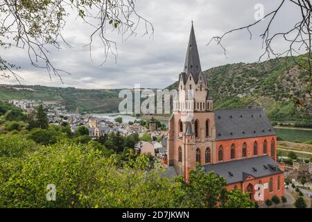 Deutschland, Nordrhein-Westfalen, Oberwesel, Frauenkirche und umliegende Stadt in der Rheinschlucht Stockfoto