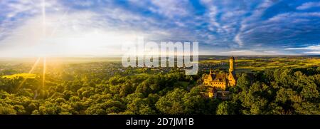 Deutschland, Bayern, Bamberg, Helikopterpanorama von Altenburg bei Sommeruntergang Stockfoto