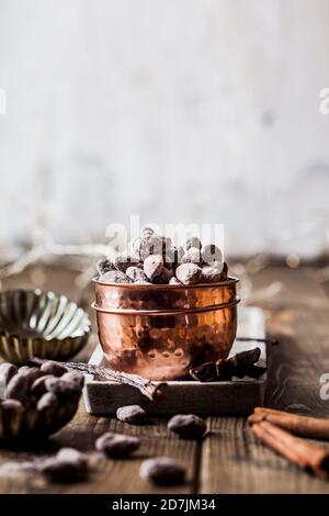 Schüssel mit hausgemachten gerösteten Mandeln mit Schokolade und Lebkuchengewürz Stockfoto