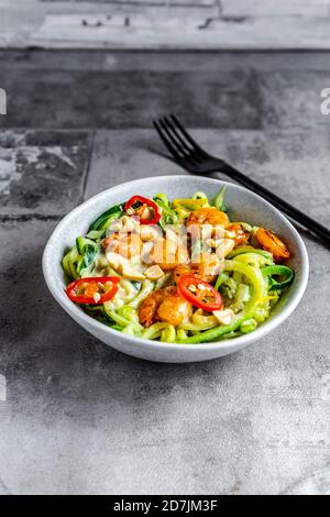 Nahaufnahme von Zoodles mit Garnelen und Chili in einer Schüssel serviert Auf dem Tisch Stockfoto