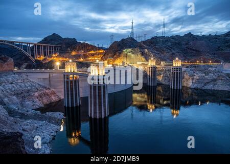 USA, Nevada, Hoover Dam bei Nacht Stockfoto