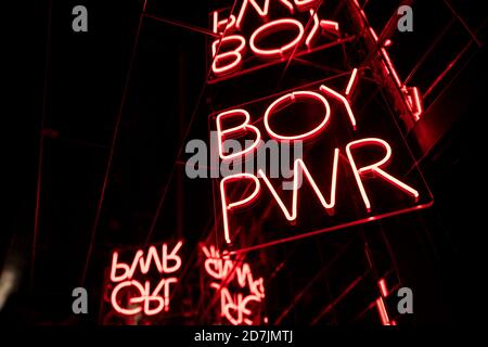 Rot leuchtendes Neonschild Stockfoto