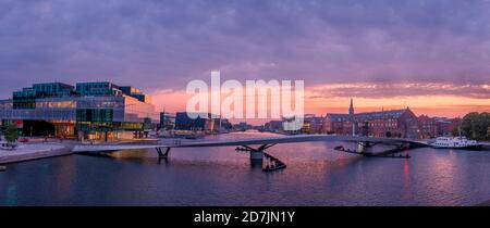 Dänemark, Kopenhagen, Panorama der Langebro Brücke in Christianshavn bei violetter Dämmerung Stockfoto