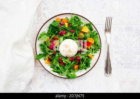 Teller vegetarischer Salat mit Obst, Gemüse und Burrata-Käse Stockfoto