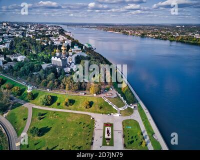 Luftaufnahme des Parks bei Strelka und Mariä Himmelfahrt-Kathedrale an der Wolga in der Stadt, Jaroslawl, Russland Stockfoto