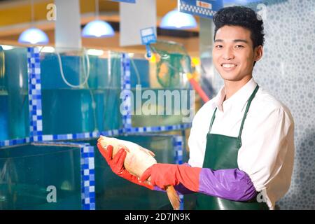 Ein Supermarkt Meeresfrüchte Verkäufer mit Fisch hohe Qualität Foto Stockfoto