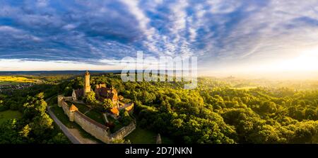 Deutschland, Bayern, Bamberg, Helikopterpanorama von Altenburg bei Sommeruntergang Stockfoto