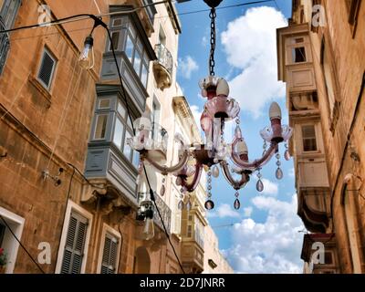 Eine typische Straßenszene in Valletta, MaltaBild von Julian Brown Stockfoto