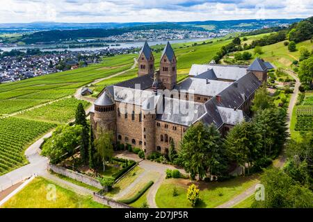 Deutschland, Hessen, Eibingen, Helikopteransicht des Klosters Eibingen im Frühherbst Stockfoto