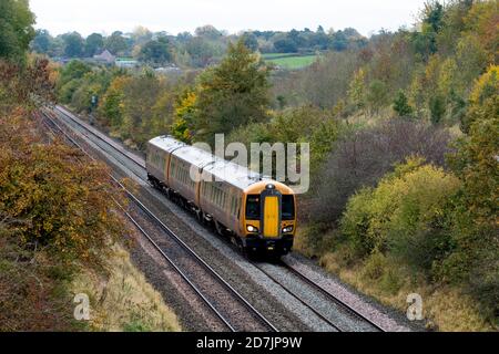 West Midlands Railway Klasse 172 Diesel in Rowington an einem langweiligen Herbsttag, Warwickshire, Großbritannien Stockfoto