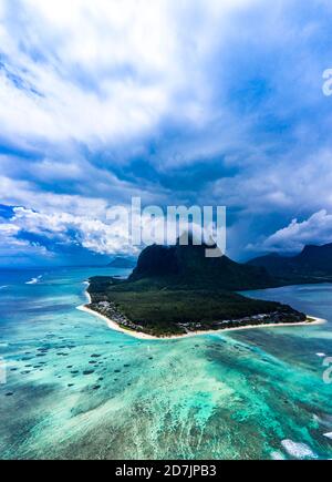 Mauritius, Helikopter-Ansicht der Wolken über der Halbinsel Le Morne Brabant im Sommer Stockfoto