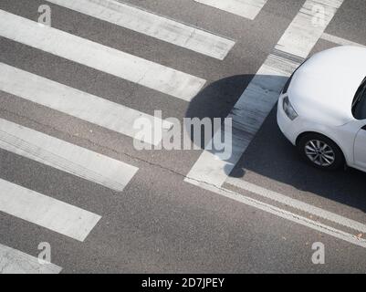 Ansicht eines Fußgängerübergangs mit weißem Auto Stockfoto