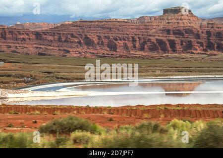 Die Klippen der Moenkopi Formation, die sich in den Verdunstungspools der Potash Mine in Utah, USA, spiegeln Stockfoto