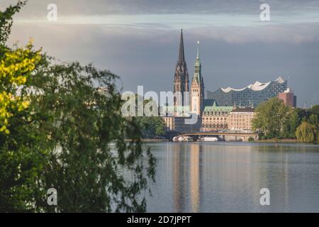 Deutschland, Hamburg, Rathaus, Nikolaikirche und Elbphilharmonie auf der Außenalster Stockfoto