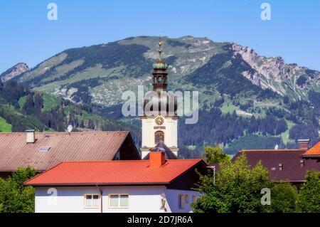 Österreich, Tirol, Turm der Dorfkirche im Tannheimer Tal Stockfoto
