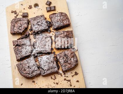 Über Kopf Schuss von frisch gebackenen Brownies auf einem Holzbrett Stockfoto