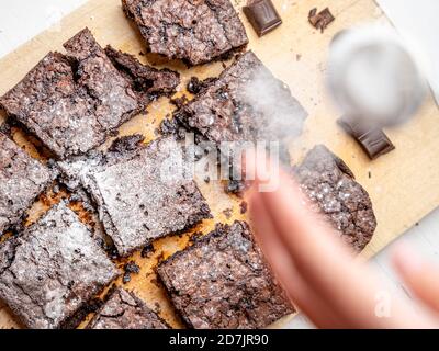 Overhead Schuss von frisch gebackenen Brownies mit Puderzucker bestäubt Stockfoto