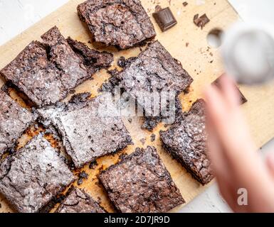 Overhead Schuss von frisch gebackenen Brownies mit Puderzucker bestäubt Stockfoto