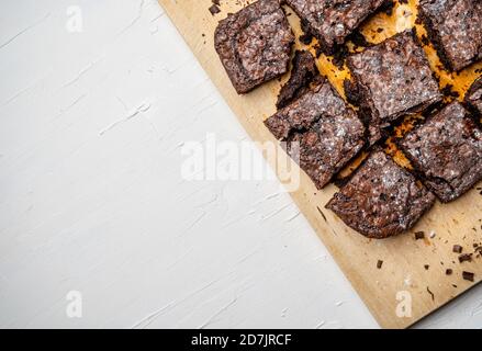 Über Kopf Schuss von frisch gebackenen Brownies auf einem Holzbrett Mit Platz für Ihren Text Stockfoto