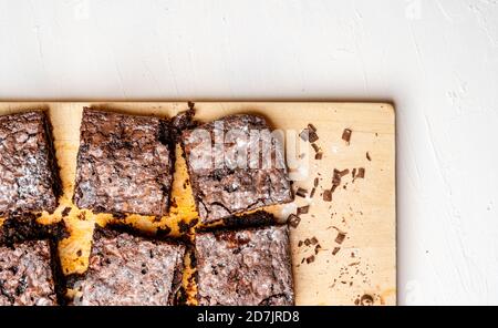 Über Kopf Schuss von frisch gebackenen Brownies auf einem Holzbrett Stockfoto