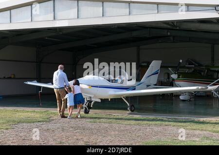 Kinder und Großvater ziehen Flugzeug Stockfoto