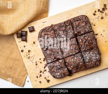 Über Kopf Schuss von frisch gebackenen Brownies auf einem Holzbrett Stockfoto