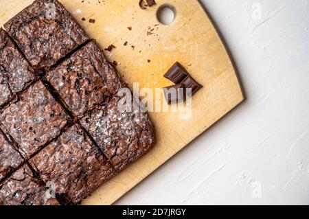 Über Kopf Schuss von frisch gebackenen Brownies auf einem Holzbrett Stockfoto