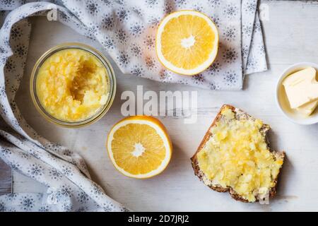 Orangenscheibe und hausgemachte Marmelade mit Brot und Butter Auf dem Tisch Stockfoto