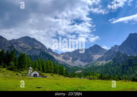 Landschaftlich reizvolle Aussicht auf einone Kapelle im Karwendelgebirge im Sommer Stockfoto