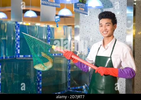 Ein Supermarkt Meeresfrüchte Verkäufer mit Fisch hohe Qualität Foto Stockfoto