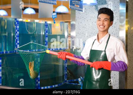Ein Supermarkt Meeresfrüchte Verkäufer mit Fisch hohe Qualität Foto Stockfoto