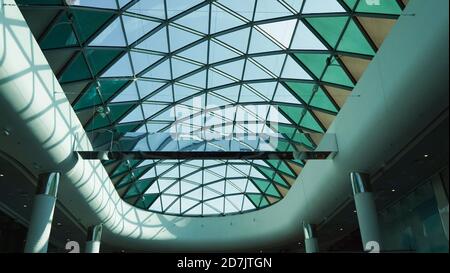 Modernes Design des Glasdachs des Einkaufszentrums, Innenansicht. Futuristisches, abstraktes Gebäudedesign, moderne Architektur. Stockfoto