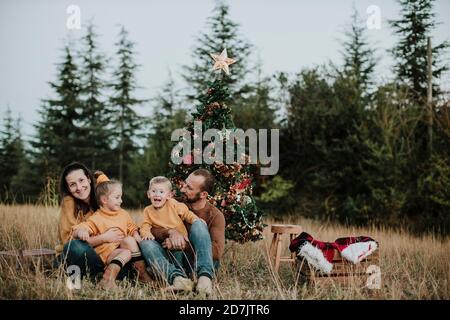 Familie feiert Weihnachten auf dem Land während des Sonnenuntergangs Stockfoto