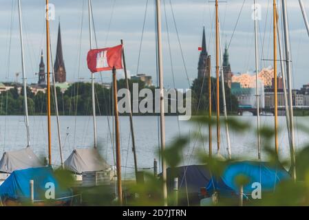 Deutschland, Hamburg, Masten von Segelbooten auf der Außenalster Stockfoto