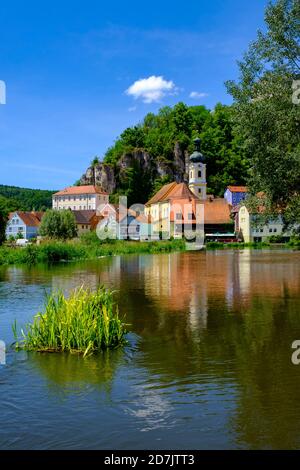 Deutschland, Bayern, Kallmunz, Naab im Sommer mit Stadthäusern und St. Michael Kirche im Hintergrund Stockfoto