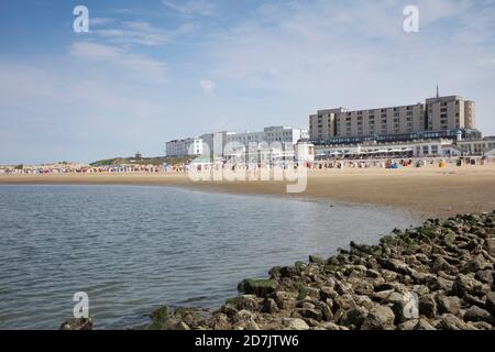 Menschen genießen am Strand gegen Gebäude in der Stadt auf sonnigen Tag Stockfoto