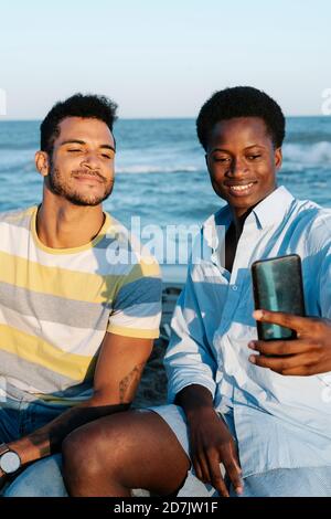 Freunde nehmen Selfie auf Smartphone am Strand während der Sonne Tag Stockfoto