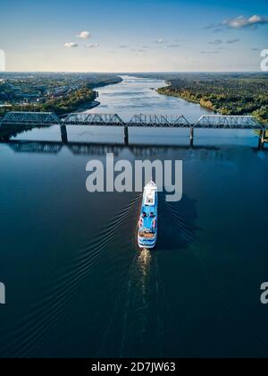 Schiff entlang der Wolga Stockfoto