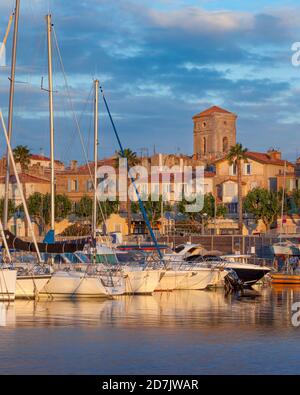 Sonnenaufgang über dem Hafen von La Ciotat mit Notre Dame de l'Assomption Beyond, Bouches-du-Rhone, Cote d'Azur, Provence, Frankreich Stockfoto