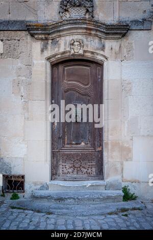 Alte Holztür zum mittelalterlichen Haus in Les Baux de Provence, Frankreich Stockfoto