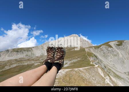 Entspannen Sie sich im Sommer mit Kletterschuhen auf den Bergen Stockfoto