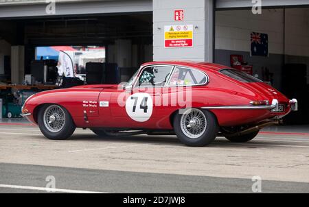 Mike und Matt Wrigley's Red, 1962, Jaguar E-Type, während des Qualifyings für die RAC Tourist Trophy for Historic Cars (Pre '63 GT) Stockfoto