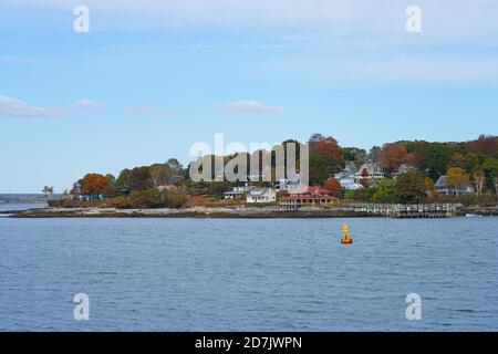 PEAKS ISLAND, ME -12 Okt 2020- Blick auf Peaks Island Terminal während der Laubsaison im Portland Hafen, Casco Bay, Maine, USA. Stockfoto