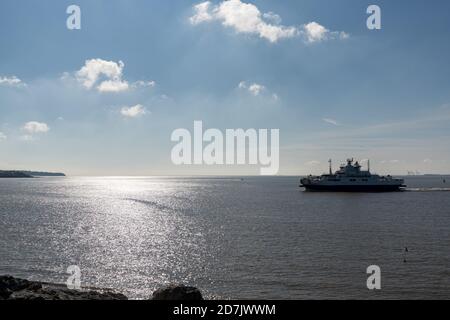 Royan, Charente-Maritime / Frankreich - 17. Oktober 2020: Die Gironde-Fähre kommt im Hafen von Royan an an, um Fahrzeuge zu verladen und zu übertragen Stockfoto