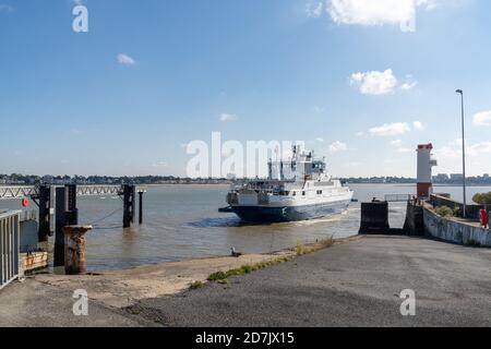 Royan, Charente-Maritime / Frankreich - 17. Oktober 2020: Die Gironde-Fähre kommt im Hafen von Royan an an, um Fahrzeuge zu verladen und zu übertragen Stockfoto