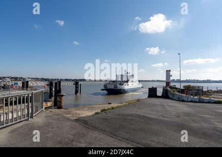 Royan, Charente-Maritime / Frankreich - 17. Oktober 2020: Die Gironde-Fähre kommt im Hafen von Royan an an, um Fahrzeuge zu verladen und zu übertragen Stockfoto