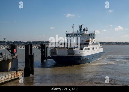Royan, Charente-Maritime / Frankreich - 17. Oktober 2020: Die Gironde-Fähre kommt im Hafen von Royan an an, um Fahrzeuge zu verladen und zu übertragen Stockfoto