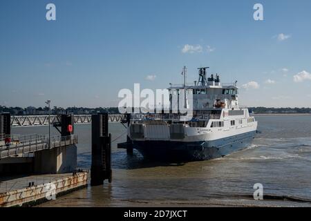 Royan, Charente-Maritime / Frankreich - 17. Oktober 2020: Die Gironde-Fähre kommt im Hafen von Royan an an, um Fahrzeuge zu verladen und zu übertragen Stockfoto